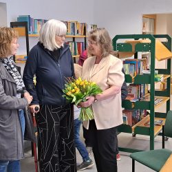 Verabschiedung der langjährigen Büchereileiterin mit Blumen